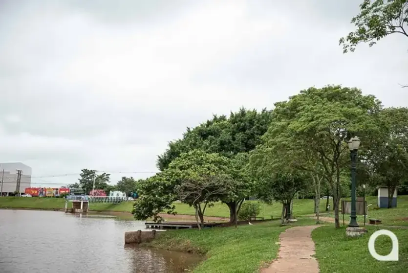 Foto do céu nublado no Lago Aratimbó, em Umuarama.