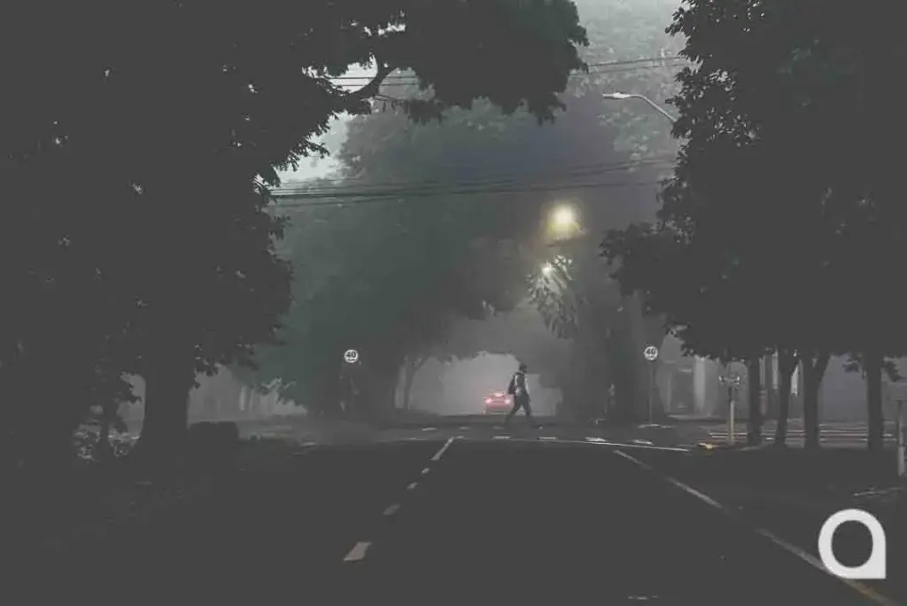 Tempo frio e com neblina em rua de Umuarama.