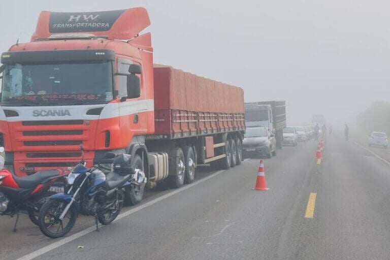Fila de carros e caminhões na PR-323 em Umuarama.