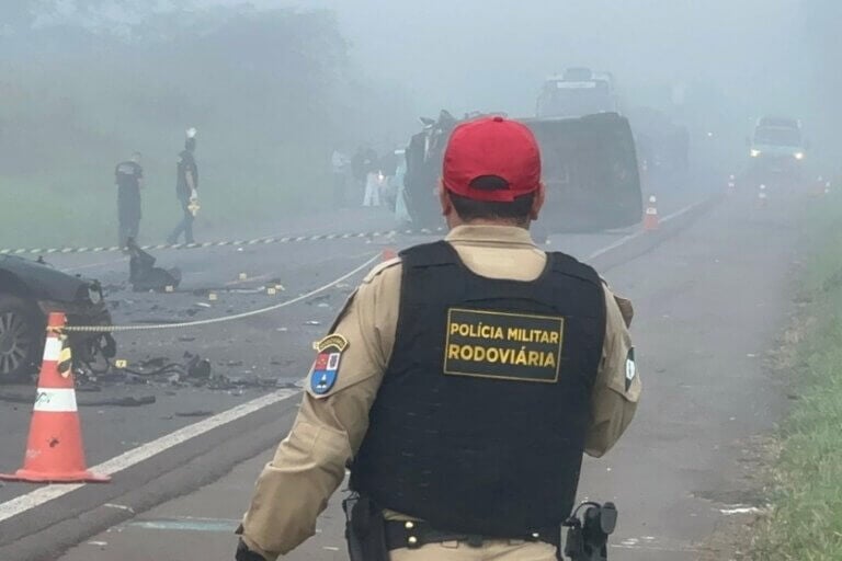 Policial rodoviário próximo ao local do acidente na PR-323 em Umuarama.