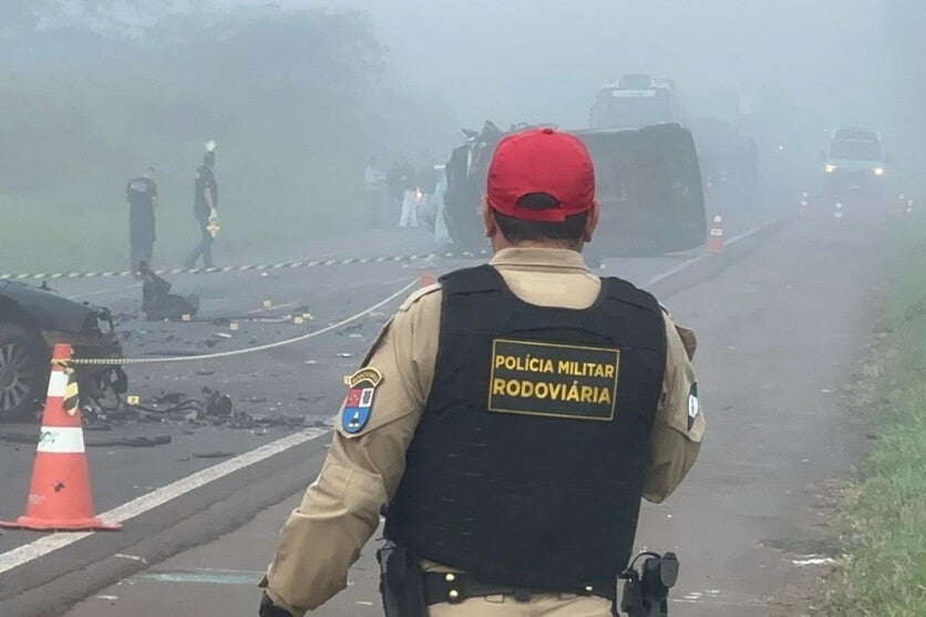Policial rodoviário próximo ao local do acidente na PR-323 em Umuarama.