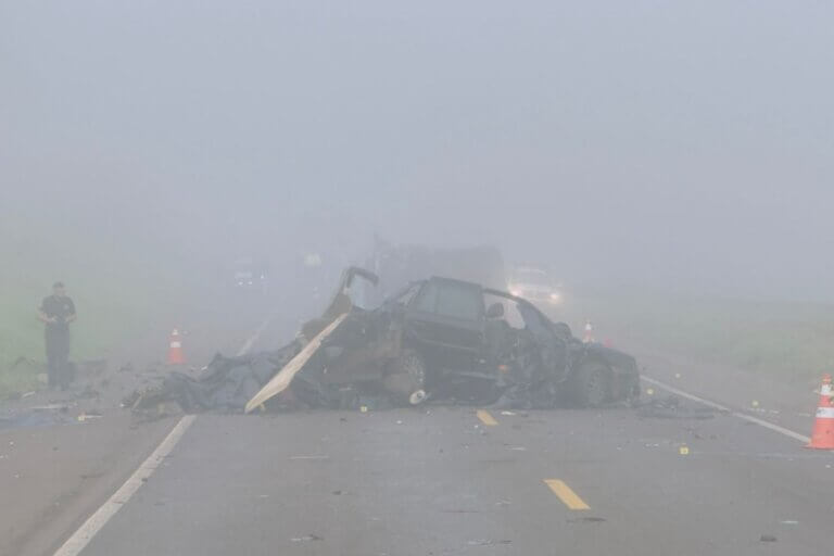 Foto do VW Gol envolvido no acidente na PR-323, entre Umuarama e Perobal. Carro está totalmente destruído.