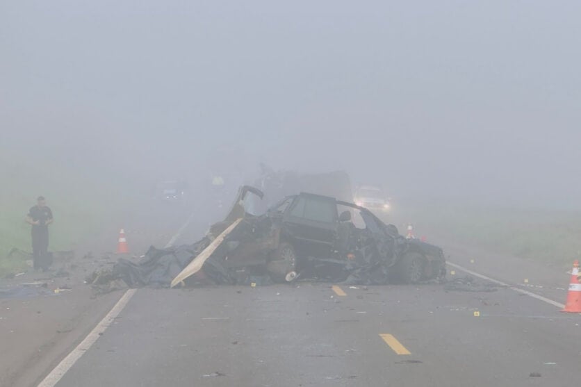 Foto do VW Gol envolvido no acidente na PR-323, entre Umuarama e Perobal. Carro está totalmente destruído.