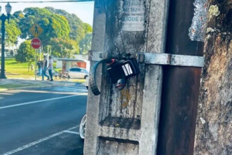 Tornozeleira eletrônica encontrada presa a um poste em Umuarama. Equipamento parece queimado.