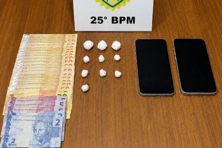 Porções de cocaína, dinheiro e celulares apreendidos pela PM.