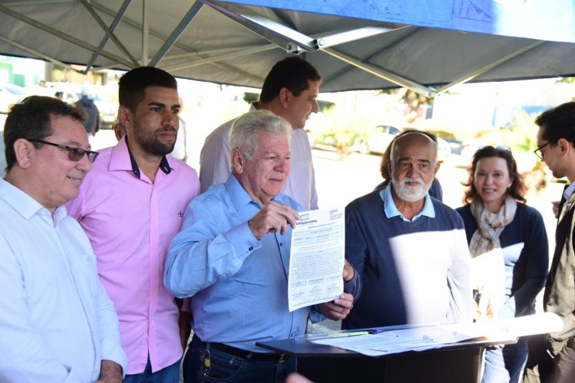 Fernando Scanavaca após a assinatura da ordem de serviço na antiga Rodoviária de Umuarama.