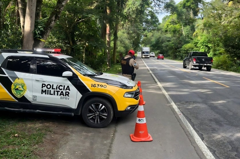 Policial com radar em rodovia na região de Umuarama.