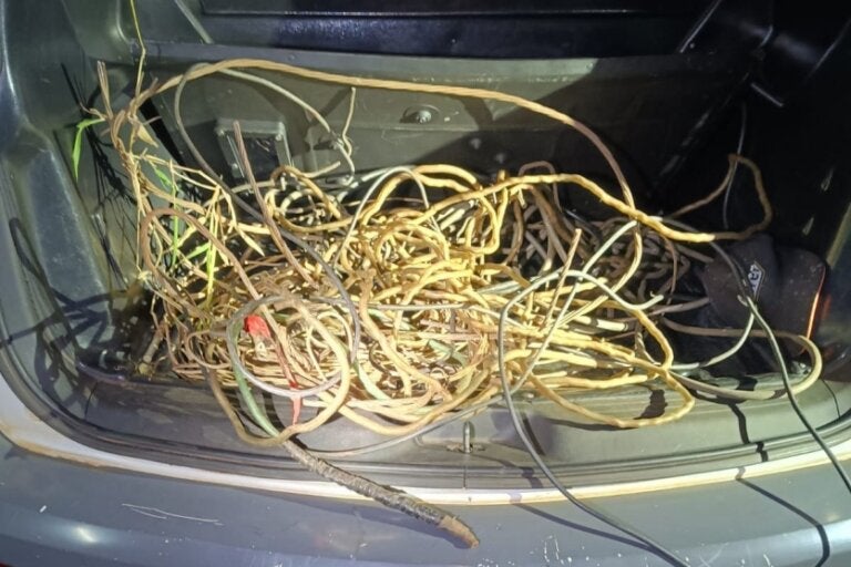 Fios elétricos recolhidos pela PM na caçamba de uma caminhonete.