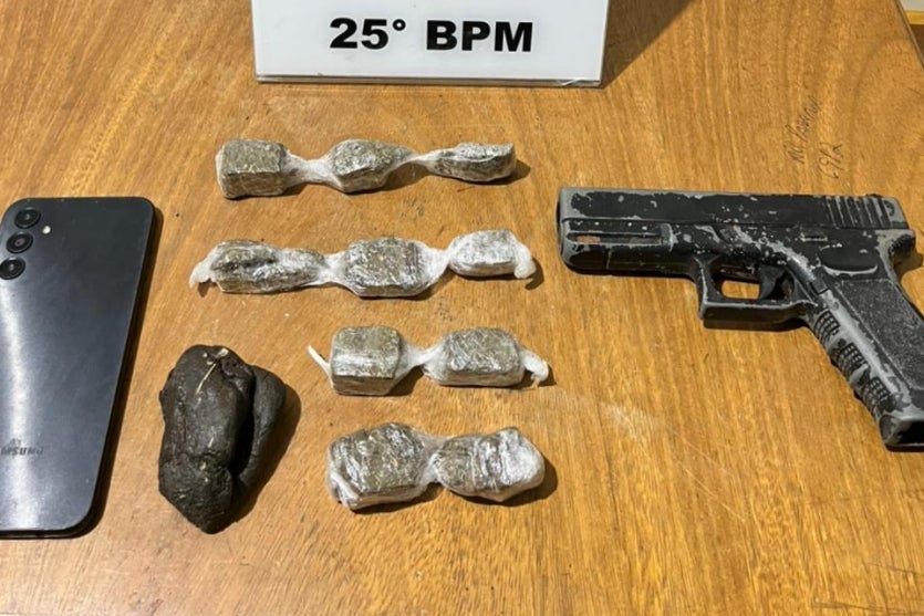 Drogas, celular e simulacro em uma mesa do 25º BPM.
