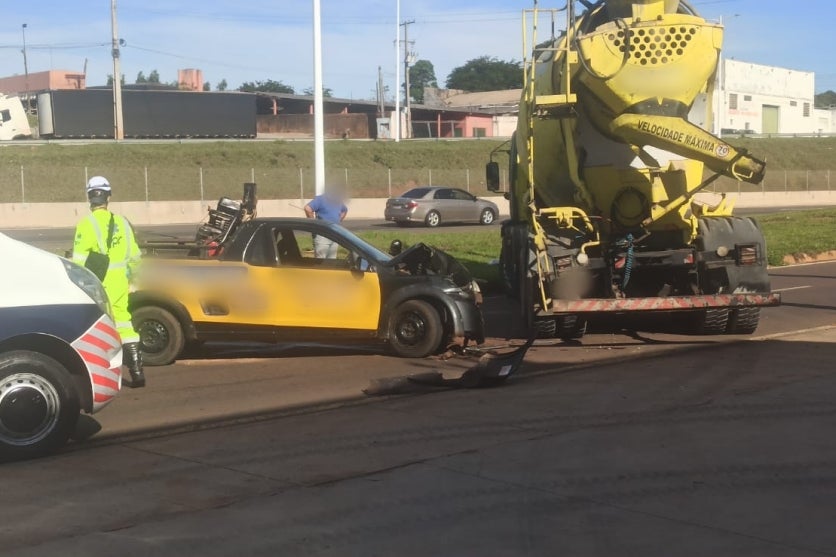 Foto da picape e do caminhão betoneira envolvidos em acidente na PR-323 em Umuarama.