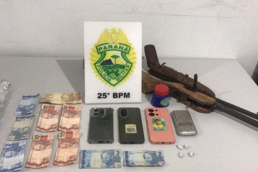 Armas artesanais e dinheiro dispostos em uma mesa do 25º BPM.