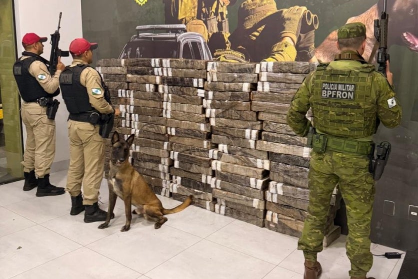 Policiais do BPFron e do BPRv ao lado de grande quantidade de maconha apreendida em Perobal.