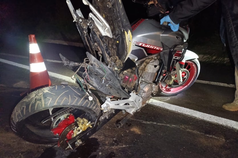 Moto destruída após acidente na BR-376