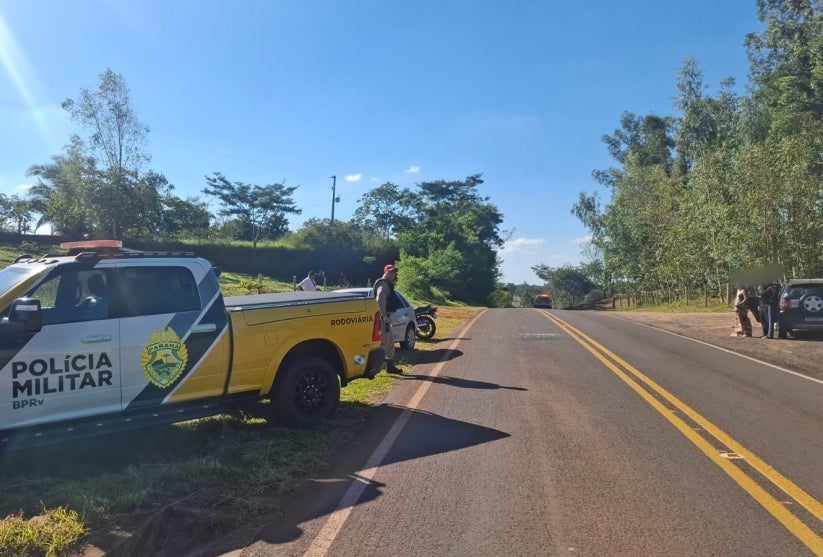Viatura da PRE no local do acidente envolvendo carro e motociclista na PR-680 em Douradina.