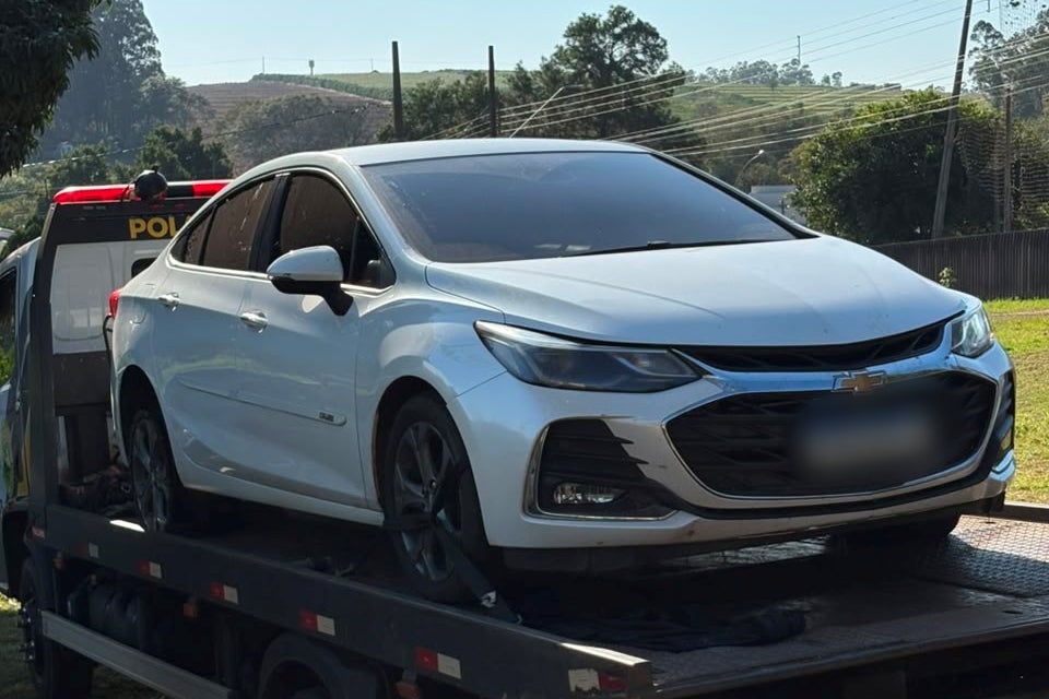 Carro abandonado com maconha sendo recolhido por um guincho da PM.