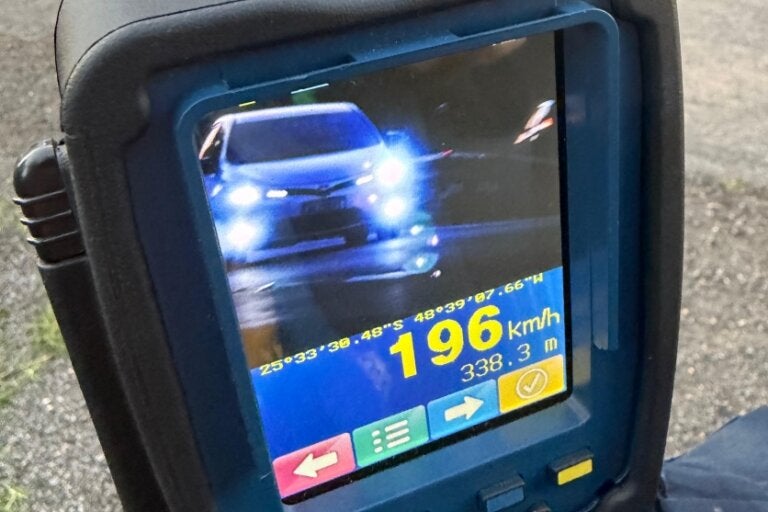 Carro a 196 km/h flagrado pela PRF.