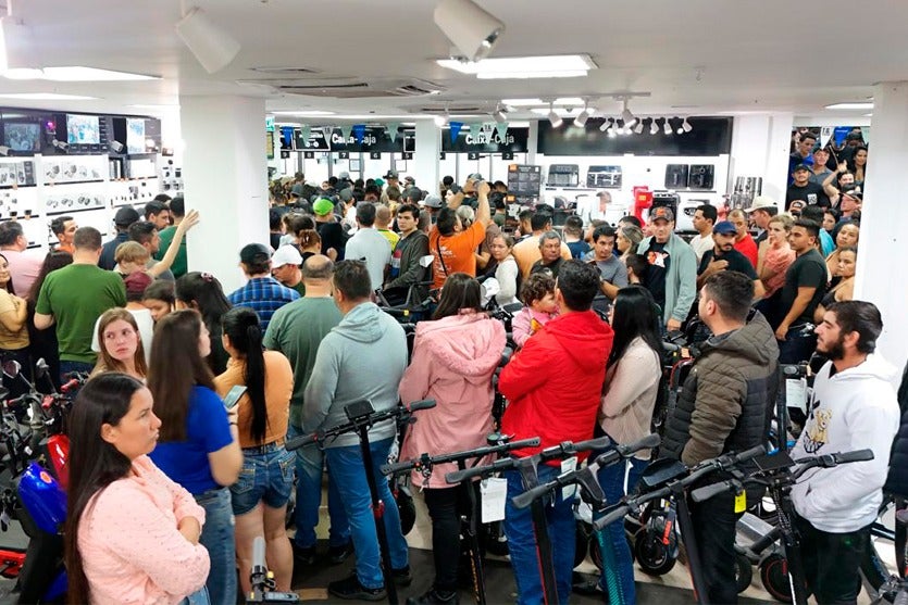 Clientes na LG Importados em Salto del Guairá.