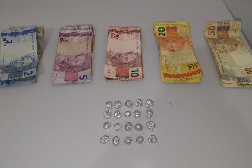 Drogas e dinheiro apreendidos pela PM.