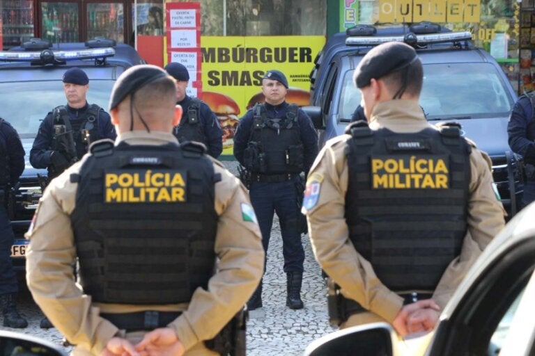 Policiais durante uma ação de fiscalização.