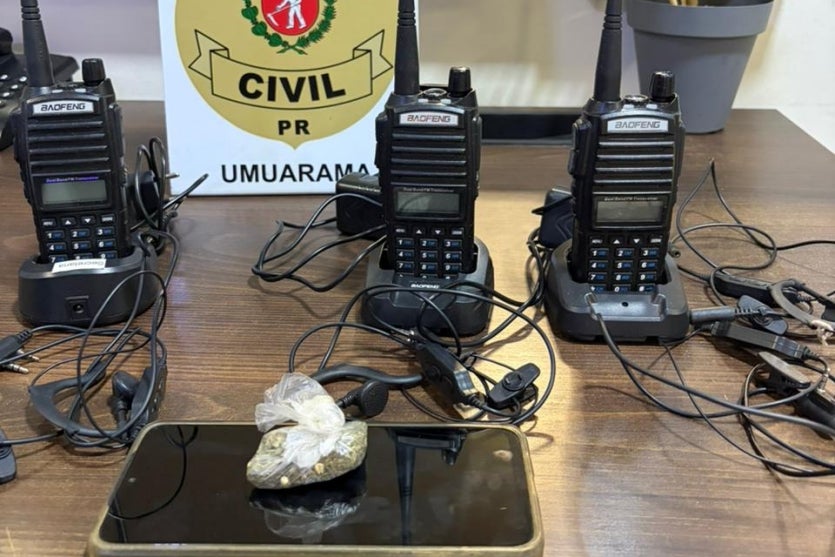 Rádios furtados, celular e porção de droga apreendida pela PM em Umuarama.