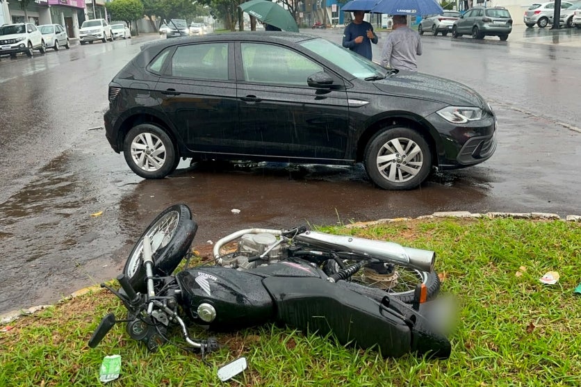 Carro e moto envolvidos em acidente na avenida Castelo Branco, em Umuarama.