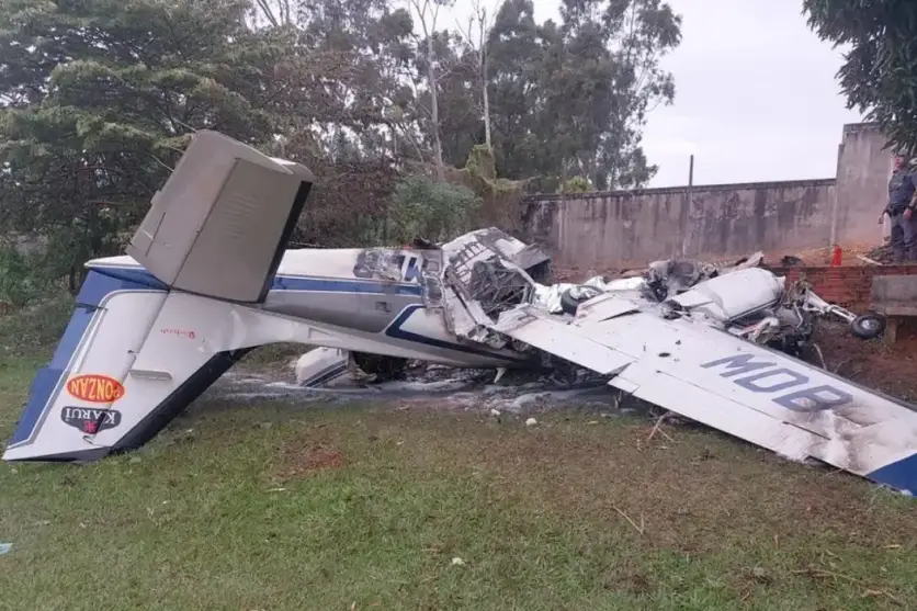 Avião monomotor destruído após queda em Marília.