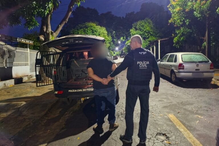 Homem sendo preso durante a Operação Controle, em Umuarama.