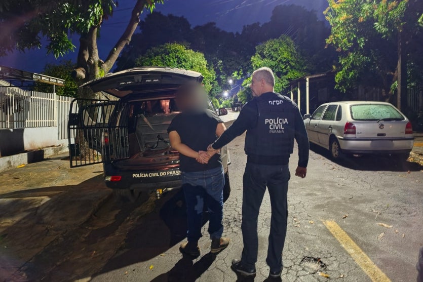 Homem sendo preso durante a Operação Controle, em Umuarama.