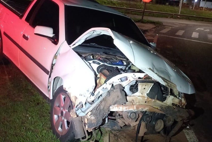Veículo com a parte frontal destruída após colisão em Umuarama.