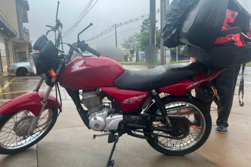 Motocicleta envolvida em acidente na avenida Ângelo Moreira da Fonseca.