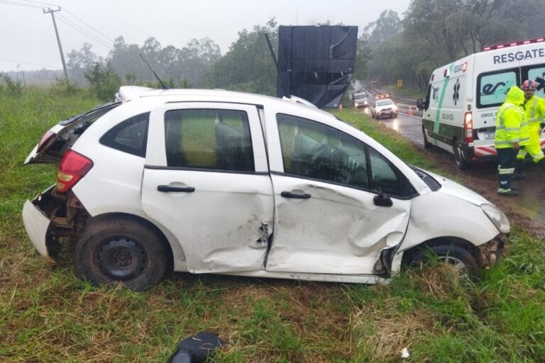 Carro envolvido em acidente na PR-323, em Umuarama, com a lateral danificada.