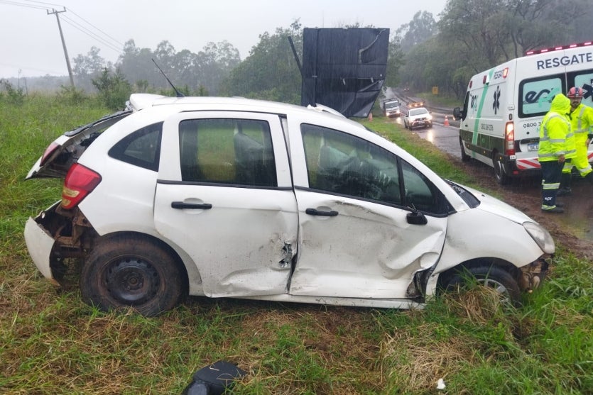 Carro envolvido em acidente na PR-323, em Umuarama, com a lateral danificada.
