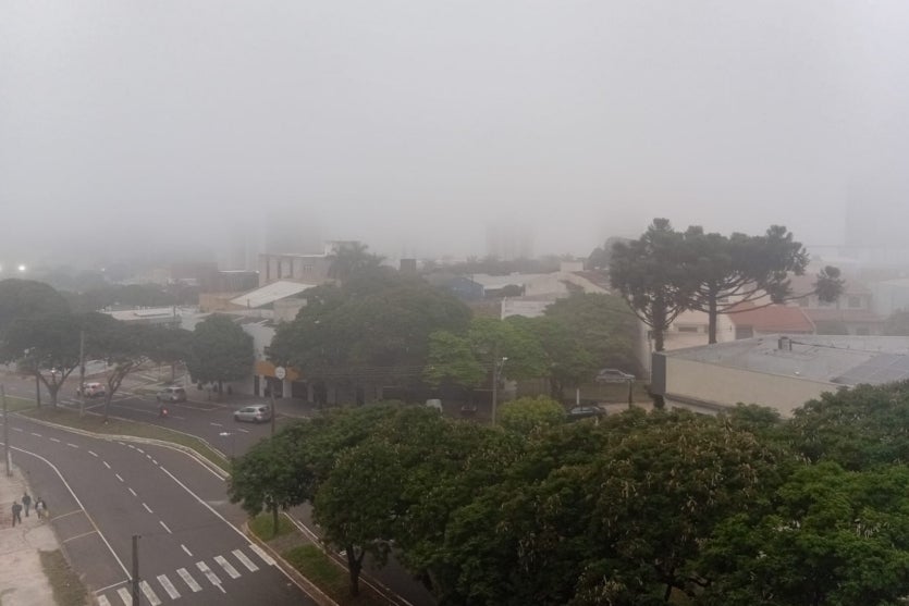 Foto aérea da neblina que cobre Umuarama nesta terça-feira.