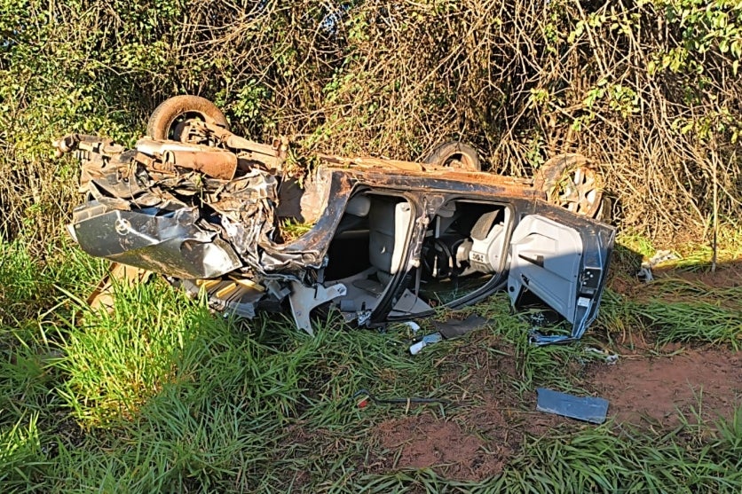 Carro capotado às margens da PR-580, entre Serra dos Dourados e Umuarama.