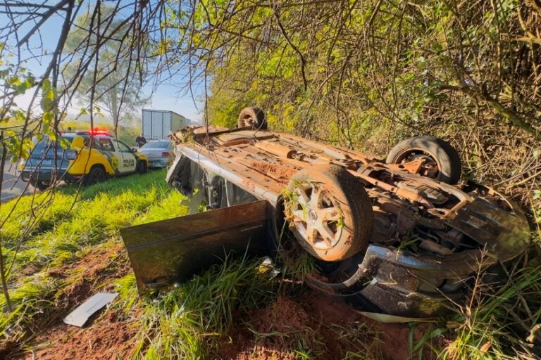 Carro capotado às margens da PR-580, entre Serra dos Dourados e Umuarama.