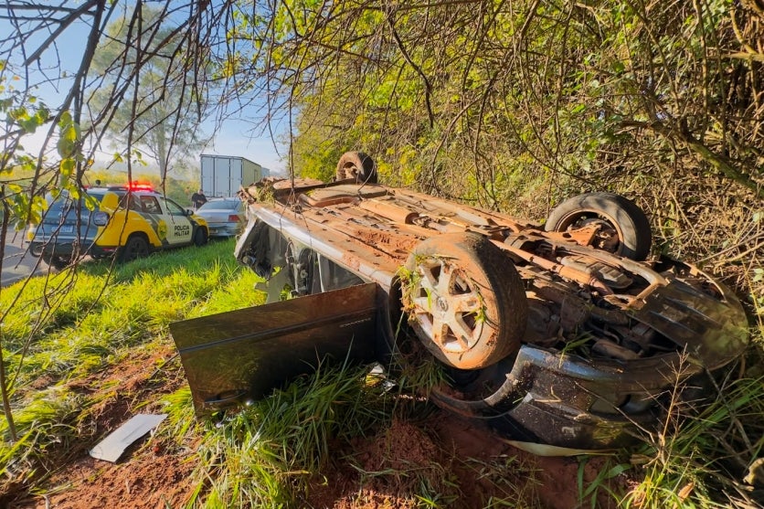 Carro capotado às margens da PR-580, entre Serra dos Dourados e Umuarama.