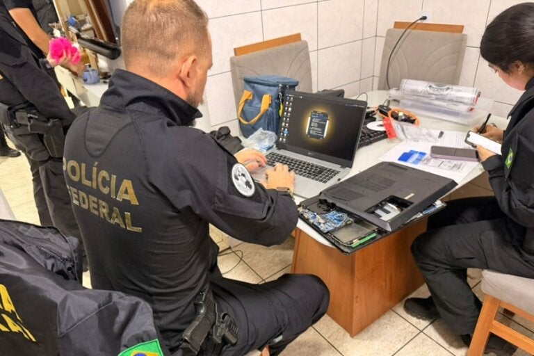 Agentes da PF conduzindo buscas em uma residência em Umuarama.