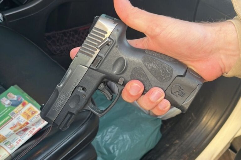 Pistola apreendida pela PM em Umuarama.