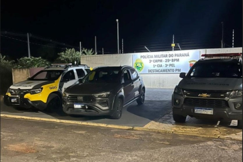 Carro recuperado e viaturas da PM.