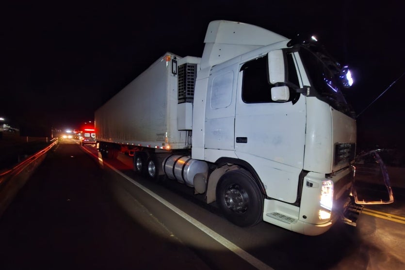 Caminhão que atropelou pedestre na PR-323.
