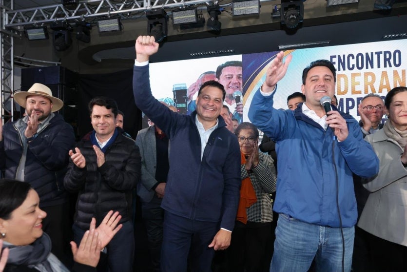 Alexandre Curi, Ratinho Jr. e outras lideranças.