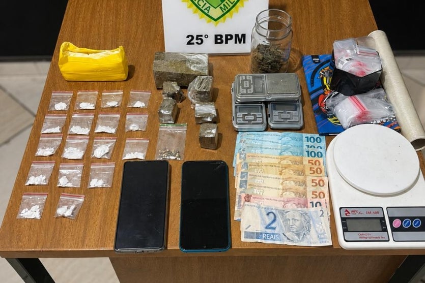 Drogas apreendidas no Ouro Branco e dispostas em uma mesa da PM.