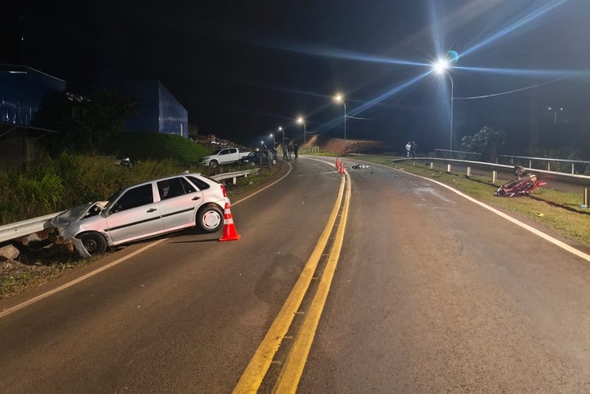 Veículos envolvidos em colisão frontal na PR-471.