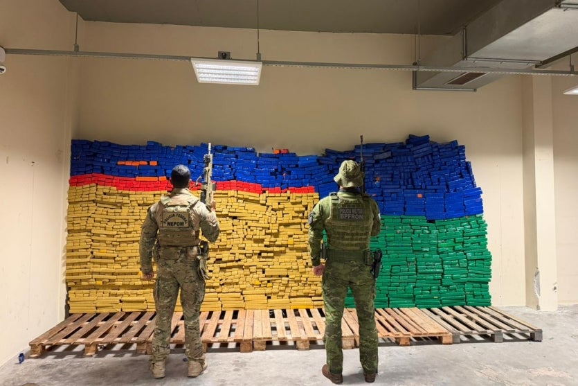 Policiais do bPFron e PF próximos a 2,1 toneladas de maconha apreendida em Cidade Gaúcha.