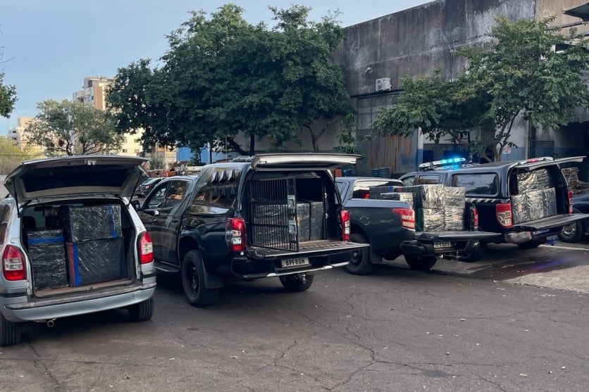 Viaturas do BPFron carregado com eletrônicos apreendidos.