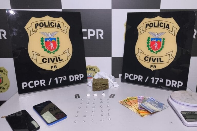 Drogas apreendidas em Tuneiras do Oeste dispostas na mesa da PCPR.