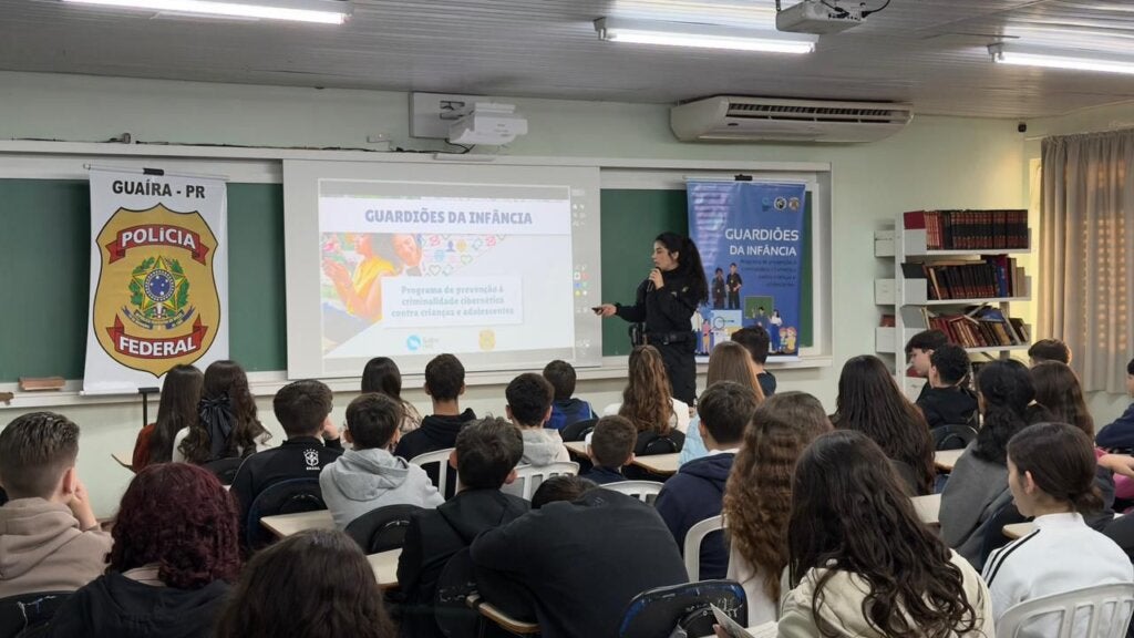 Agente da PF durante padestra para estudantes de Umuarama.