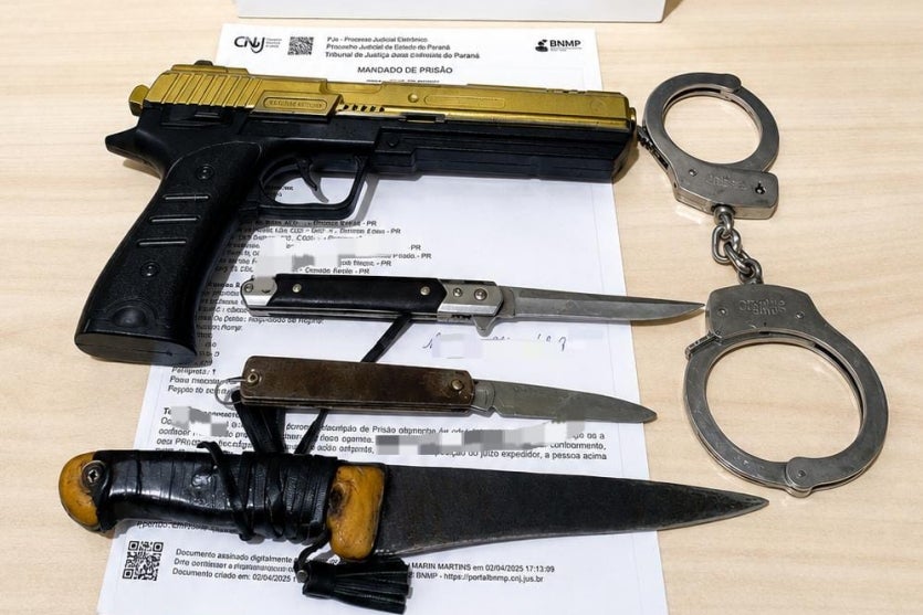 Facas e arma de brinquedo apreendidos pela PM.