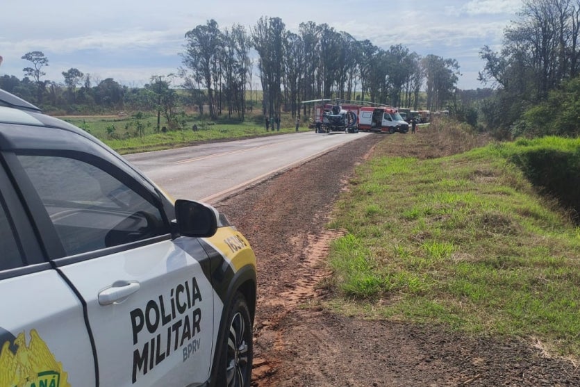 Viatura da PM próximo a local de acidente na PR-463
