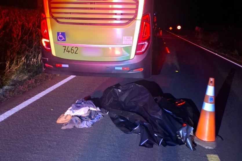 Foto do ônibus envolvido em atropelamento na PR-484.